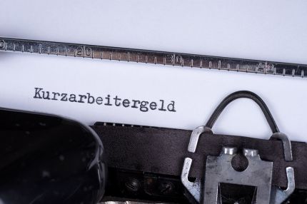 Foto: Schreibmaschine mit Aufschrift Kurzarbeitergeld